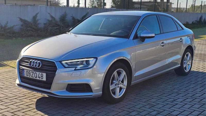 Usado Audi A3 116 HP (85 kW) 2019 Cinzento Pickup
