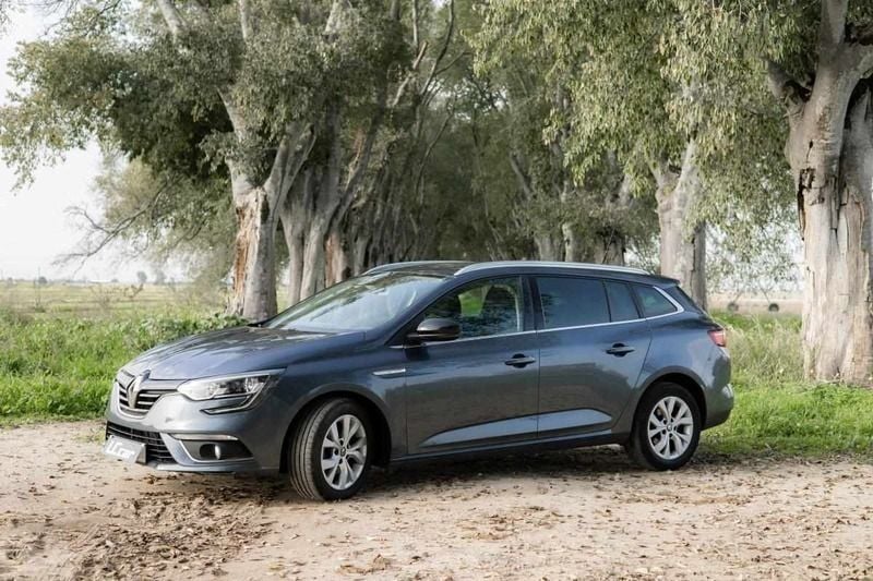 Usado Renault Mégane IV SE 132 HP (97 kW) 2018 Cinzento Citadino