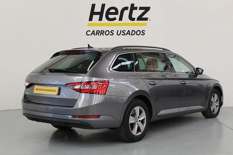 Cinzento Usado 2023 Skoda Superb | € 28.290 (Super Preço) - Imagem 1/1