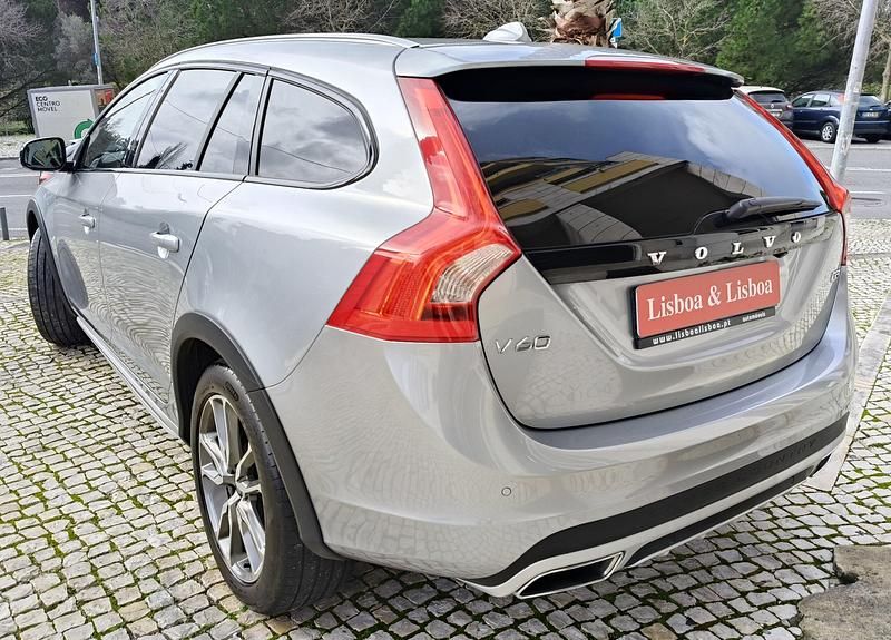 Usado Volvo V60 CC Momentum 150 HP (110 kW) 2018 Cinzento Carrinha