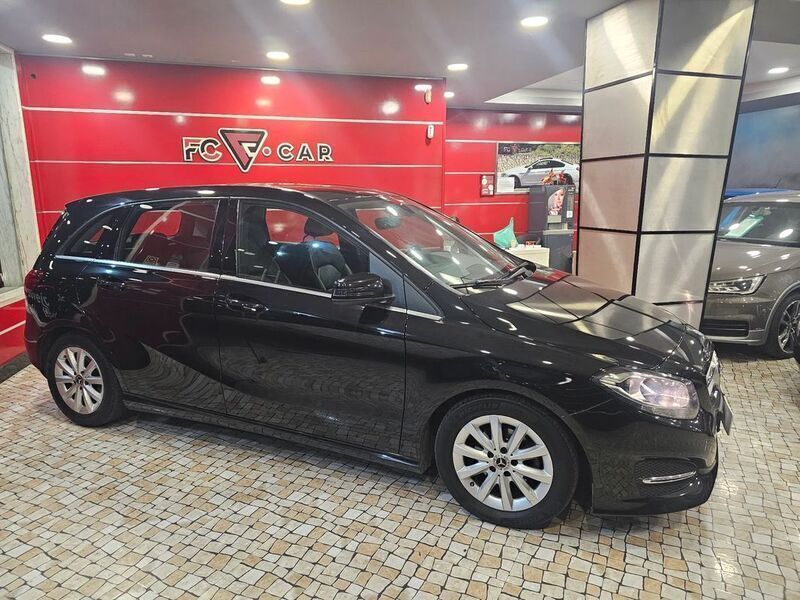 Usado Mercedes B180 Style 116 HP (85 kW) 2018 Preto Monovolume