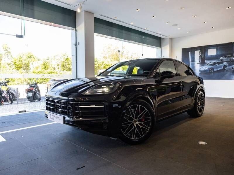 Preto Usado 2024 Porsche Cayenne S E-Hybrid SUV | € 147.750 - Imagem 1/4
