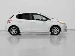 Branco Usado 2014 Peugeot 208 Access Citadino | € 4.490