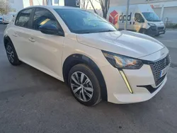 Branco Usado 2022 Peugeot e-208 Active Citadino | € 27.900