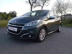 Cinzento Usado 2017 Peugeot 208 Citadino | € 9.700 (Preço justo)