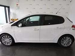 Branco Usado 2016 Peugeot 208 Style Citadino | € 11.950 (Preço justo)