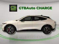 Branco Usado 2023 Ford Mustang Mach-E Premium SUV | € 38.999 (Bom preço)