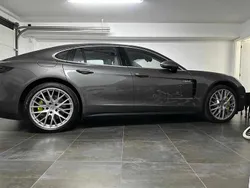 Cinzento Usado 2017 Porsche Panamera 4 Sedan | € 63.000