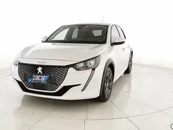 Branco Usado 2021 Peugeot e-208 Allure Citadino | € 16.599 (Preço justo)