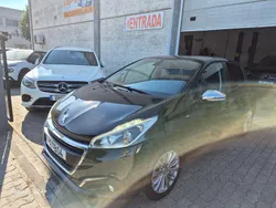 Preto Usado 2017 Peugeot 208 Style Citadino | € 10.900 (Preço justo)