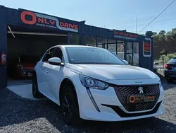 Branco Usado 2021 Peugeot e-208 Allure Citadino | € 16.999 (Preço justo)