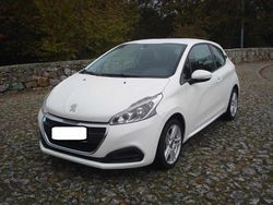 Branco Usado 2016 Peugeot 208 Access Citadino | € 9.500 (Preço justo)