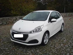 Branco Usado 2016 Peugeot 208 Access Citadino | € 9.500 (Preço justo)