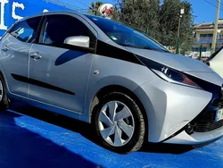 Cinza Usado 2015 Toyota Aygo X-play Citadino | € 9.990 (Bom preço)