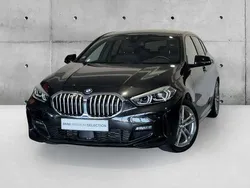 Preto sapphire metalizada Usado 2024 BMW 116 Shadowline Citadino | € 33.946 (Preço justo)