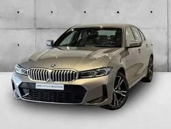 Cinza skyscraper metalizado Usado 2024 BMW 320e Shadowline Sedan | € 45.946 (Preço justo)