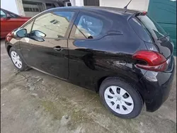 Preto Usado 2016 Peugeot 208 Citadino | € 7.500 (Bom preço)
