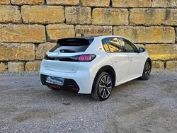 Branco Usado 2021 Peugeot e-208 GT Citadino | € 19.950 (Preço justo)