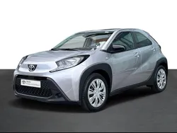 Cinza (pintura metalizada) Usado 2023 Toyota Aygo X-play Citadino | € 16.750 (Preço justo)