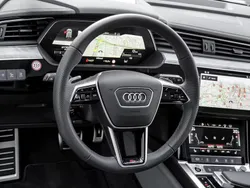 Azul Usado 2024 Audi Q8 e-tron S-Line SUV | € 62.900