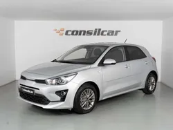 Cinza prata Usado 2022 Kia Rio Citadino | € 14.890 (Preço justo)