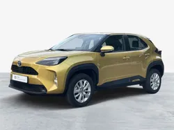 Dourado (pintura metalizada) Usado 2024 Toyota Yaris Comfort Sedan | € 26.750 (Preço elevado)