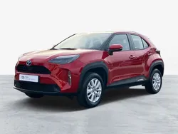 Vermelho (pintura metalizada especial) Usado 2024 Toyota Yaris Comfort Sedan | € 26.750 (Preço elevado)