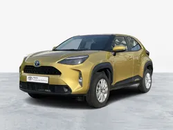 Dourado (pintura metalizada) Usado 2024 Toyota Yaris Comfort Sedan | € 26.750 (Preço elevado)