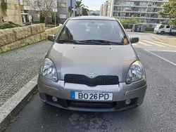 Cinzento Usado 2003 Toyota Yaris Citadino | € 7.900