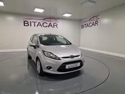 Cinzento (metalizado) Usado 2009 Ford Fiesta Trend Citadino | € 8.950 (Caro)