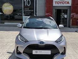 Cinza (pintura metalizada) Usado 2024 Toyota Yaris Luxury Sedan | € 27.750 (Preço justo)
