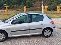 Cinzento Usado 2002 Peugeot 206 Sedan | € 1.999 (Preço justo)