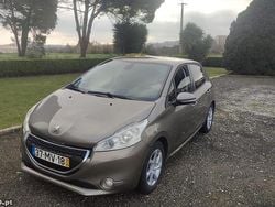 Branco Usado 2012 Peugeot 208 Citadino | € 8.490 (Preço justo)