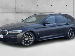 Cinza sophisto metalizada brilhante Usado 2023 BMW 520 Shadowline Carrinha | € 48.900 (Preço justo)