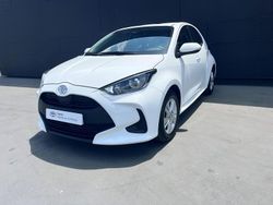 Branco (sólida) Usado 2023 Toyota Yaris Comfort Sedan | € 18.250 (Preço justo)