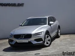 Pine grey Usado 2020 Volvo V60 CC Momentum Carrinha | € 34.800