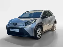 Cinza (pintura metalizada) Usado 2023 Toyota Aygo X-play Citadino | € 16.750 (Preço justo)