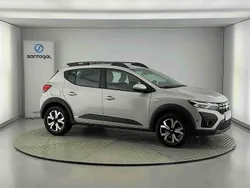 Cinzento Usado 2024 Dacia Sandero Expression Citadino | € 17.290 (Preço justo)