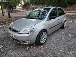 Cinza Usado 2004 Ford Fiesta Citadino | € 2.490 (Preço justo)