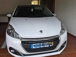 Usado 2015 Peugeot 208 Allure Citadino | € 9.000 (Preço justo)