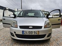 Usado 2005 Ford Fiesta Sedan | € 2.900 (Preço justo)
