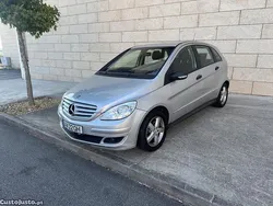 Cinza Usado 2006 Mercedes B180 Monovolume | € 3.800