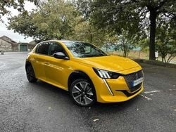Amarelo Usado 2021 Peugeot e-208 GT Citadino | € 17.990 (Preço justo)