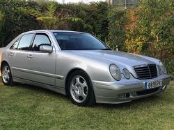 Cinzento Usado 2000 Mercedes E220 Sedan | € 5.500