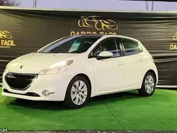 Branco Usado 2014 Peugeot 208 Allure Citadino | € 10.990 (Preço justo)