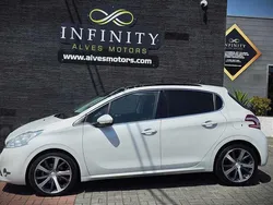 Branco Usado 2015 Peugeot 208 Citadino | € 11.500 (Preço elevado)