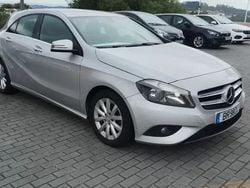 Cinzento prata metalizado Usado 2014 Mercedes A180 Style Citadino | € 13.500 (Preço justo)