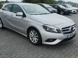Cinzento prata metalizado Usado 2014 Mercedes A180 Style Citadino | € 13.500 (Preço justo)
