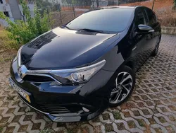 Usado 2015 Toyota Auris Hybrid Sedan | € 14.200