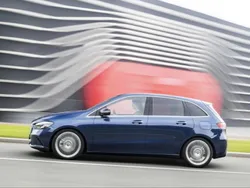 Cinzento Usado 2019 Mercedes B180 Style Monovolume | € 23.900 (Preço justo)